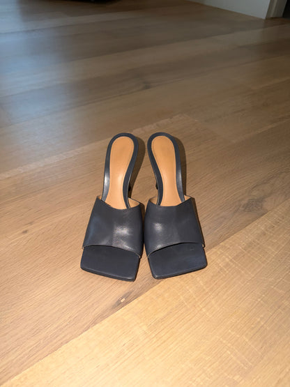 Bottega Veneta Black Leather Square-Toe Mules — 37